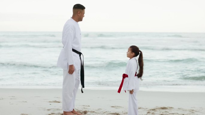 海洋，空手道老师或孩子学习武术，战斗或自卫健身教练。鞠躬，尊重或大师教孩子，女孩或学生在锻炼，锻炼或