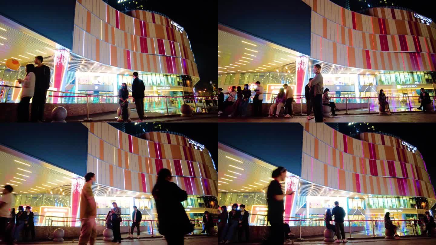 城市夜晚广场休闲散步的年轻人人流延时摄影