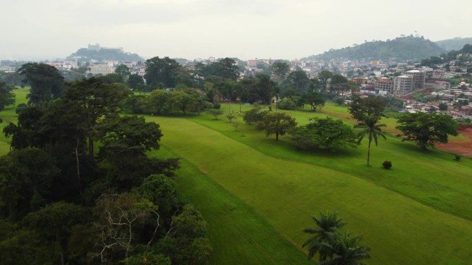 喀麦隆阴天，雅温得市高尔夫球场上空的鸟瞰图