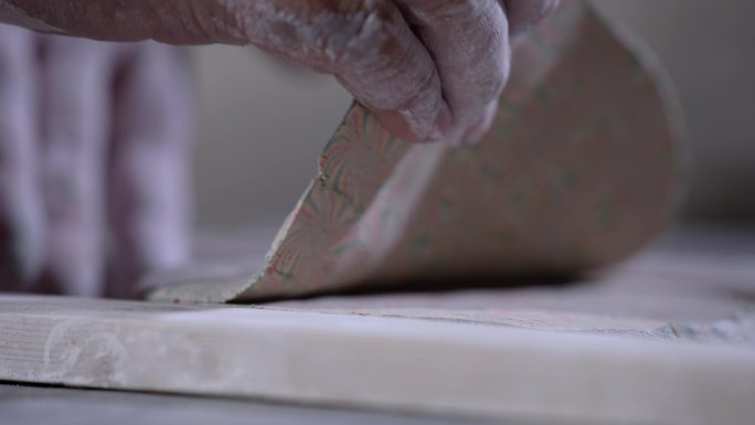 《工匠手法：创作多彩陶瓷图案》