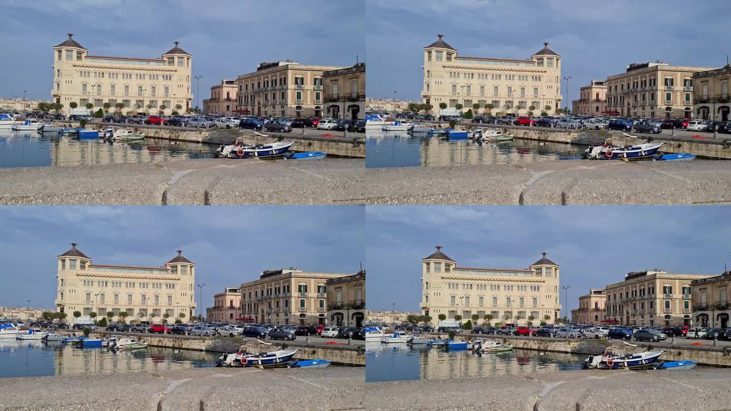 Palazzo Delle Poste宫殿与Ortea酒店亲笔签名和锡拉丘兹码头在意大利西西里岛
