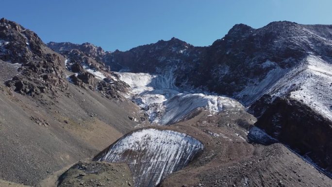 冰川冰碛形成砾石山在阿根廷安第斯山脉，空中