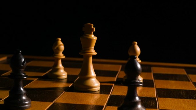 移动镜头的国王和卒棋子在棋盘上的黑色背景。
