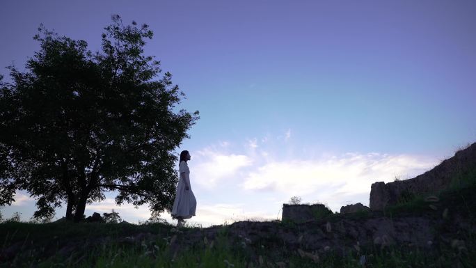 土城墙遗址美女土城墙行走知性美女感受历史