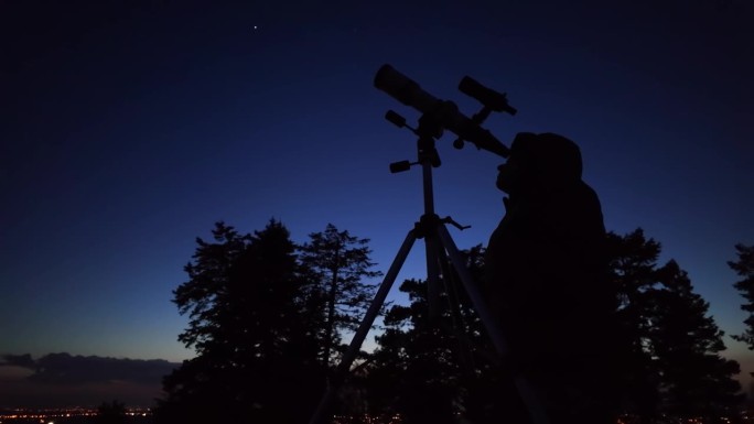 业余天文爱好者用望远镜观察夜空，观察行星、恒星、月亮和其他天体。