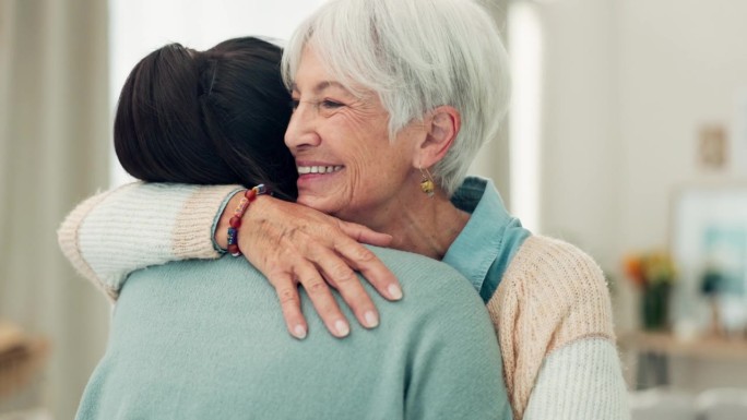 快乐的老年妇女，拥抱和老人照顾感谢你，感激或支持照顾者在家里。在信任、幸福或房子中拥抱医疗或保健工作