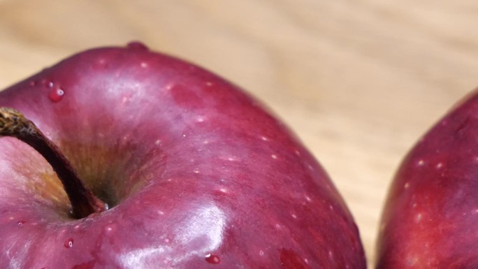 红酋长品种的大红苹果。水滴在苹果皮上。苹果的特写。全高清，滑动镜头。