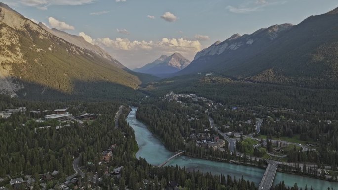 Banff AB Canada Aerial v2无人机拍摄了河畔小镇和住宅，Bow河的原始绿松石水