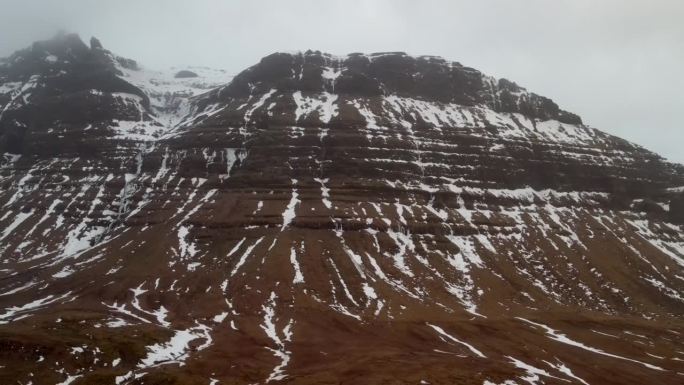 来自4K无人机的高质量镜头，展示了在恶劣天气条件下冰岛山顶的空中，电影和独特视角。