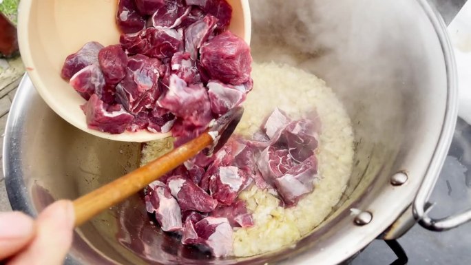 喀山猪肉碎配烤洋葱瞬间，而捷克和斯洛伐克等国则在制作传统的“炖牛肉”汤或炖肉蔬菜文化餐的杰作。