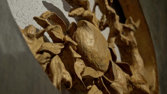 『自然与艺术的和谐：树脂中的木雕展示』