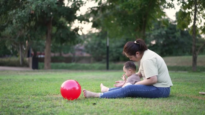 母亲和儿子在户外公园放松