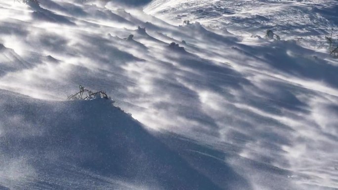 强风吹雪，在寒冷的冬季阿尔卑斯山脉多风自然，风警告户外背景