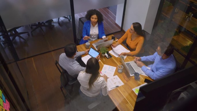 女性商业领袖在办公室开会时给她的团队分配新任务