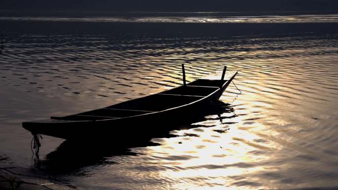 晨光中的渔船水面逆光湖面水光晨雾