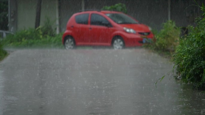 雨红色小车路路上雨滴意境雨景