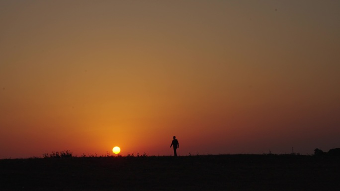 夕阳 人走在夕阳下