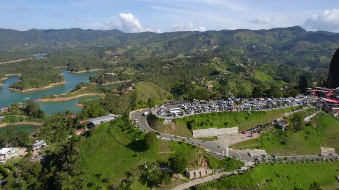 瓜塔佩湖和埃尔佩诺岩石，晴天的绿色景观，道路，停车场和地标的鸟瞰图，揭示无人机拍摄