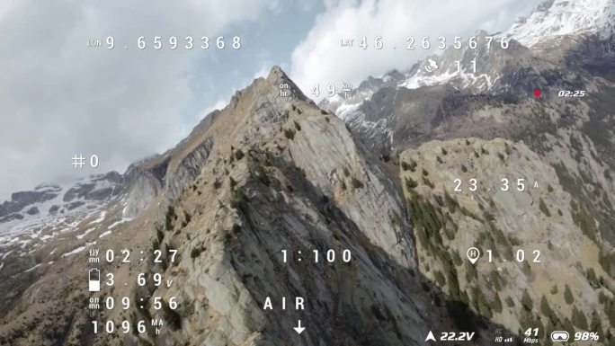 空中FPV飞越Val di Mello山脉在意大利与飞行遥测跟踪覆盖显示高度，指南针和电池水平