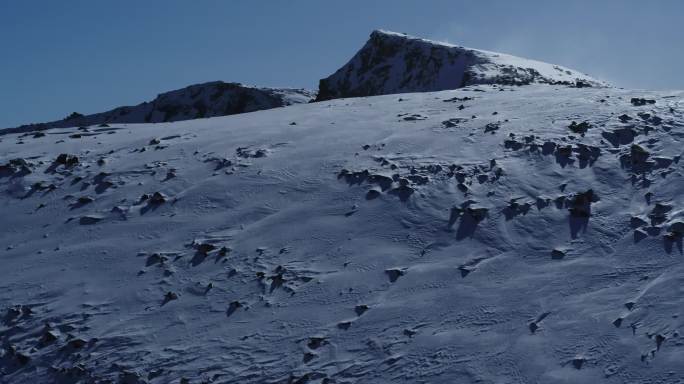 雪山 黑色岩石 飞雪