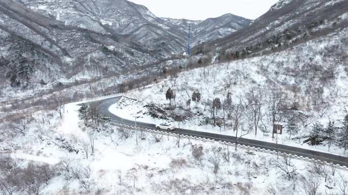 航拍雪天山路汽车视频素材