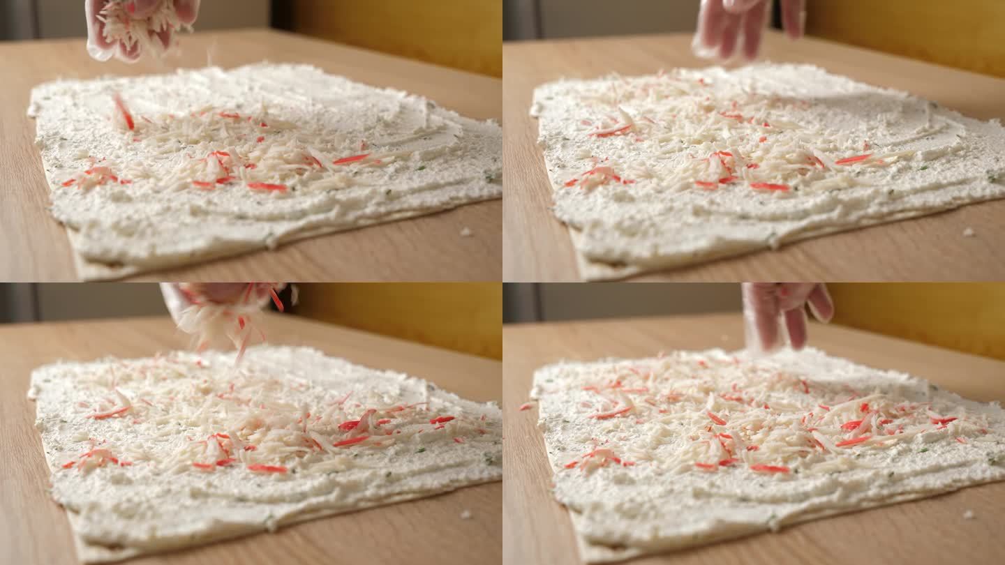 展开的皮塔饼中加入蟹条。皮塔饼卷的制作。