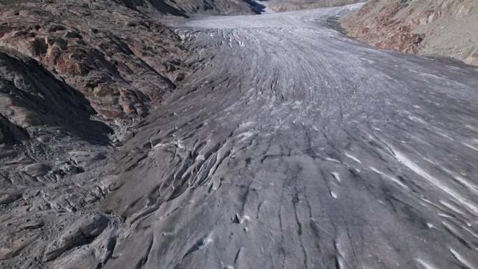 罗纳冰川(Rhonegletscher)和瀑布的鸟瞰图，靠近弗尔卡山口，瓦莱州，瑞士。从30帧每秒加