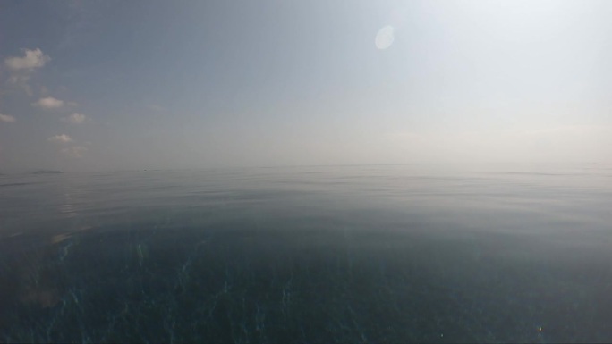 夏季室外游泳池的水波面，天空中有云的运动场景