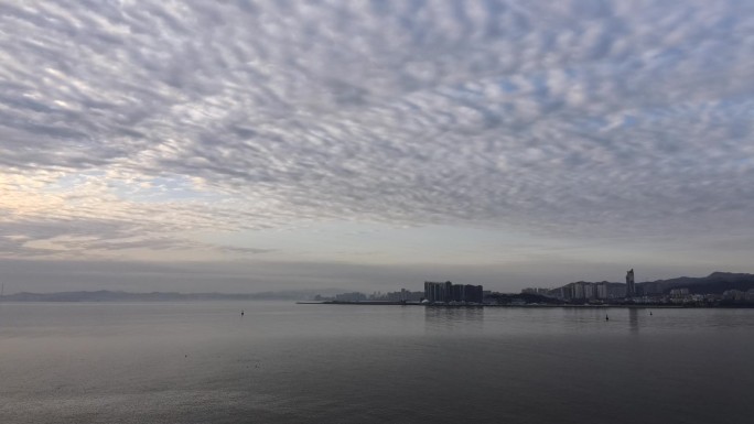 山东省威海市威海湾日出晨光天空云朵延时