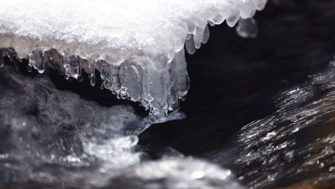 冰雪融化水滴冰柱天然泉水