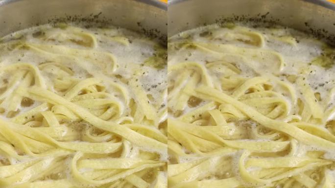 意大利面，意大利宽面，在一锅沸水里煮