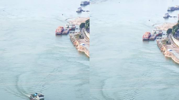 游船在长江里航行的高角度视频
