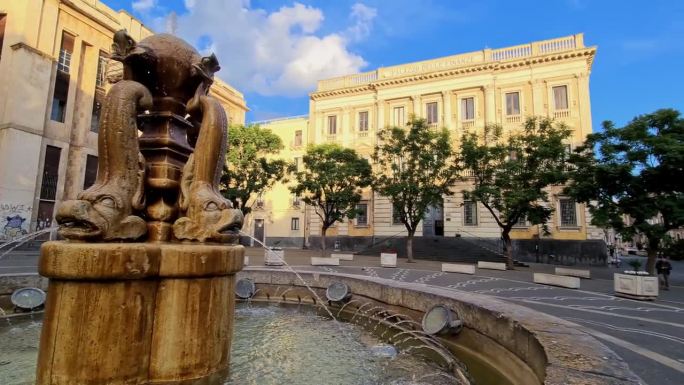 海豚喷泉(Fontana Dei Delfini)位于卡塔尼亚的文森科·贝里尼广场