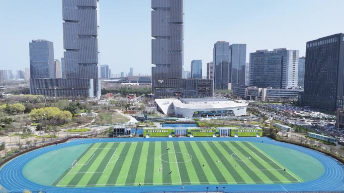 郑州双子塔城市公园跑道操场运动的人环绕1