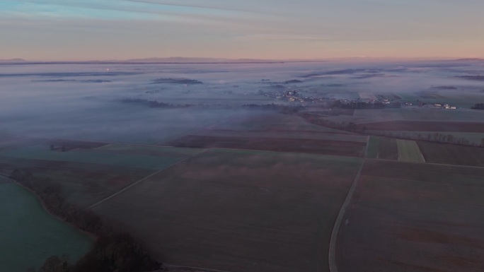 黎明时被雾笼罩的农田鸟瞰图