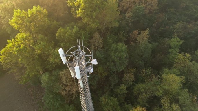 鸟瞰图:在茂密的森林中进行蜂窝连接的电信塔