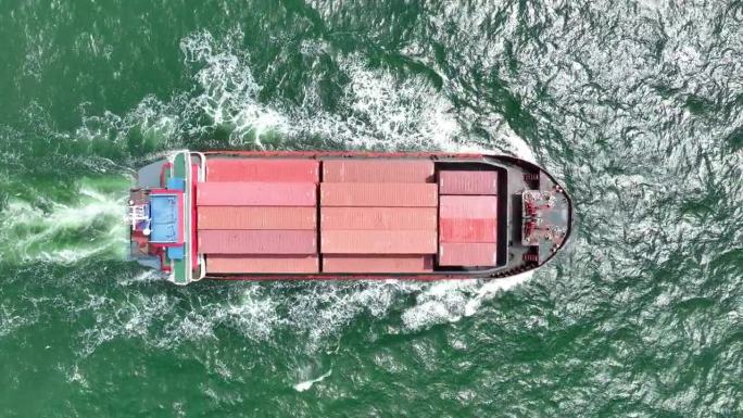 一艘载有集装箱的小型货船在平静的海面上从国际海港运送快件到货运代理概念物流和服务。