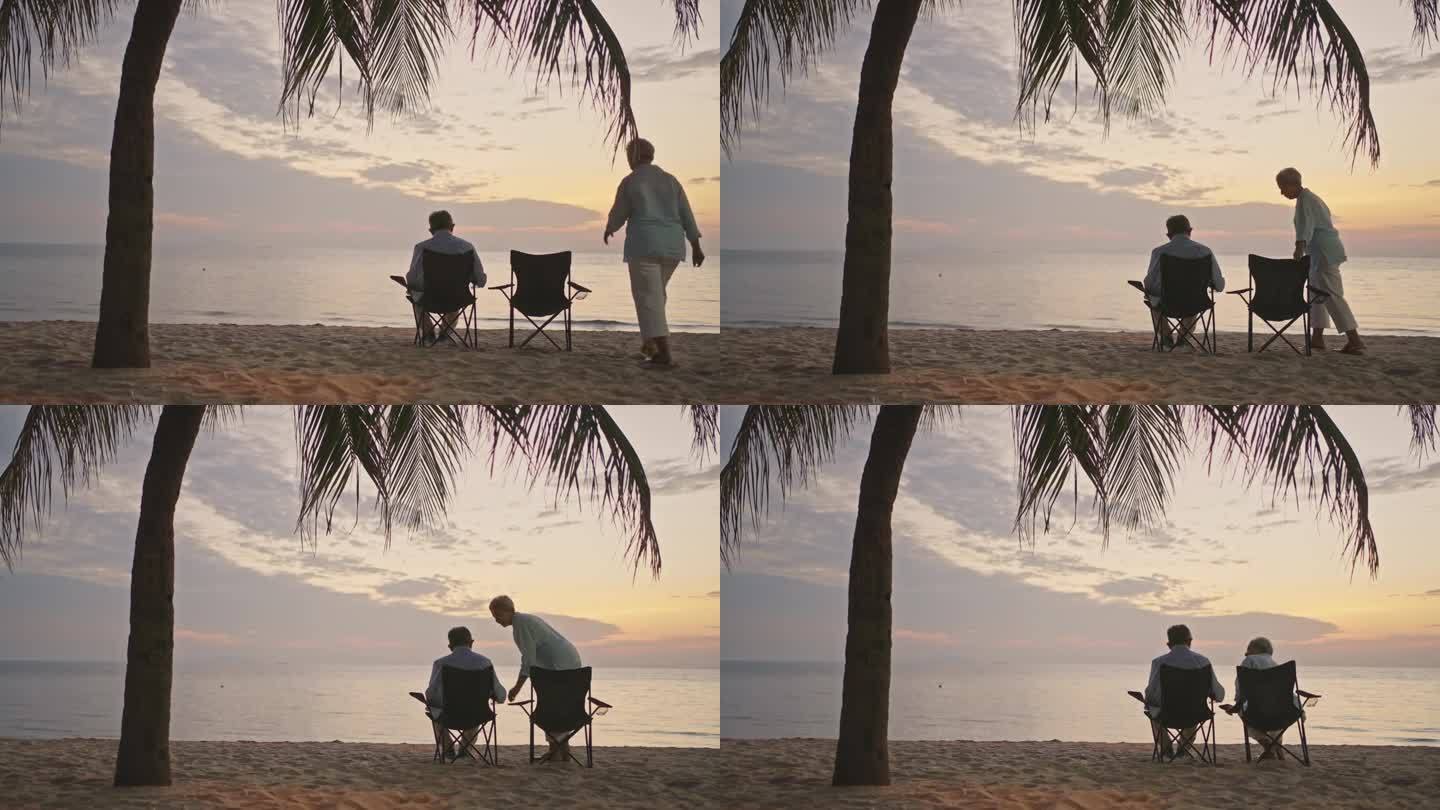 夕阳下，一对老年夫妇在沙滩椅上休息。