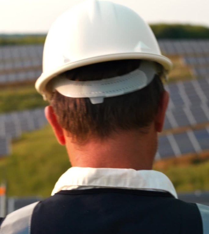 绿色能源的远见卓识:工程师检查太阳能发电厂，确保卓越运营