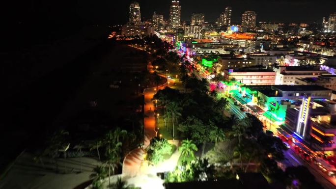 佛罗里达州迈阿密南海滩的夜间无人机视图飞越海滩与海洋博士的观点。