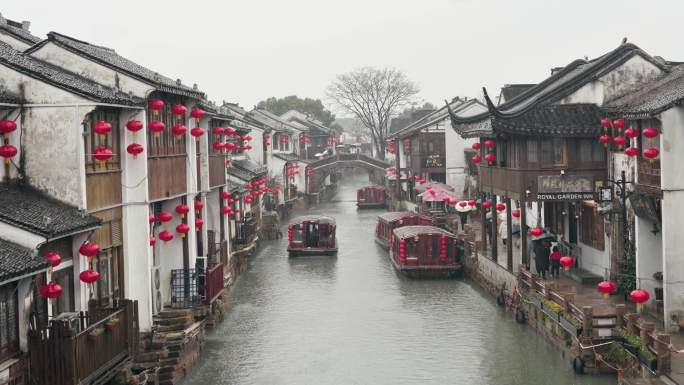 江南水乡江南古镇苏州山塘街雨中桥上看游船