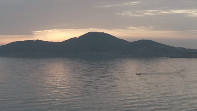 航拍威海湾刘公岛海上日出晨光朝霞