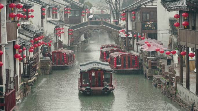 江南水乡古镇苏州山塘街雨中游船