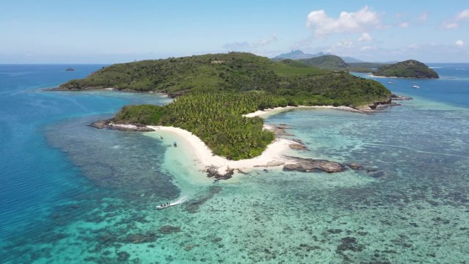 德拉瓦卡岛的鸟瞰图，太平洋清澈的海水，五颜六色的珊瑚礁，许多深浅不一的绿松石和蓝色的海景-从上面俯瞰