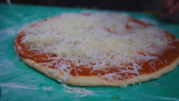 制作完美披萨的手工手法
