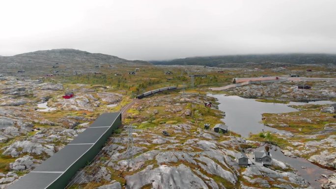 航拍:瑞典北极列车进入挪威北部的隧道