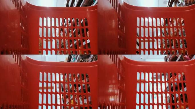 从红色的篮子里看超市
