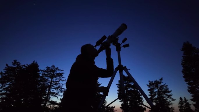 业余天文爱好者用望远镜观察夜空，观察行星、恒星、月亮和其他天体。