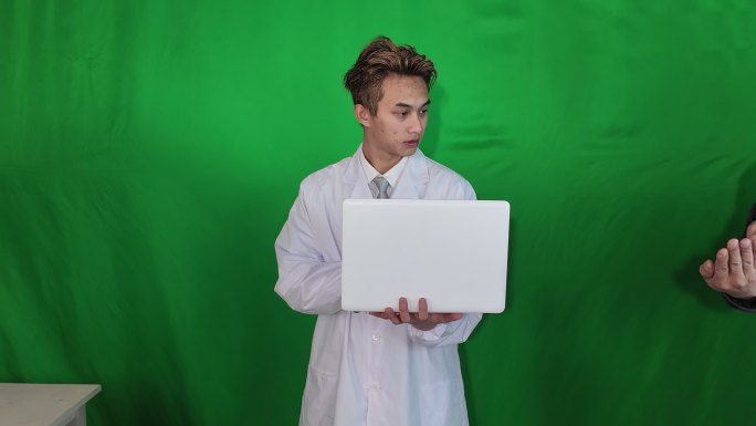 绿幕 帅哥 演讲 医生 专家 看电脑