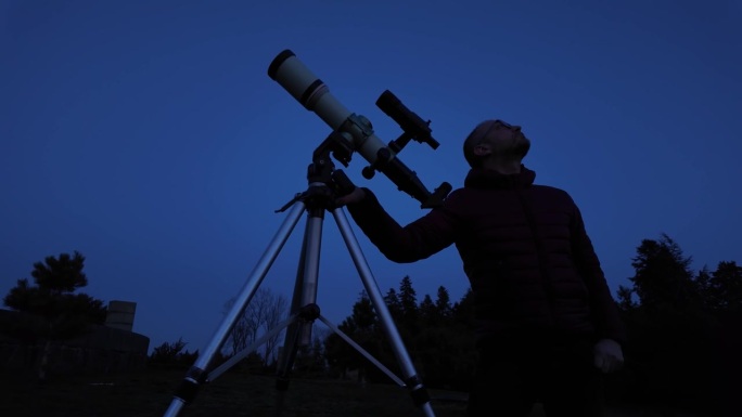 业余天文爱好者用望远镜观察夜空，观察行星、恒星、月亮和其他天体。